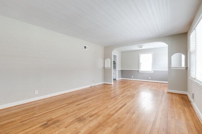 Foto del edificio - Beautiful 3 Bedroom, 1 Bathroom Cape In We...