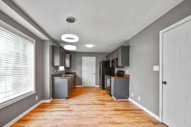 Foto del edificio - Pet Friendly Three Bedroom!