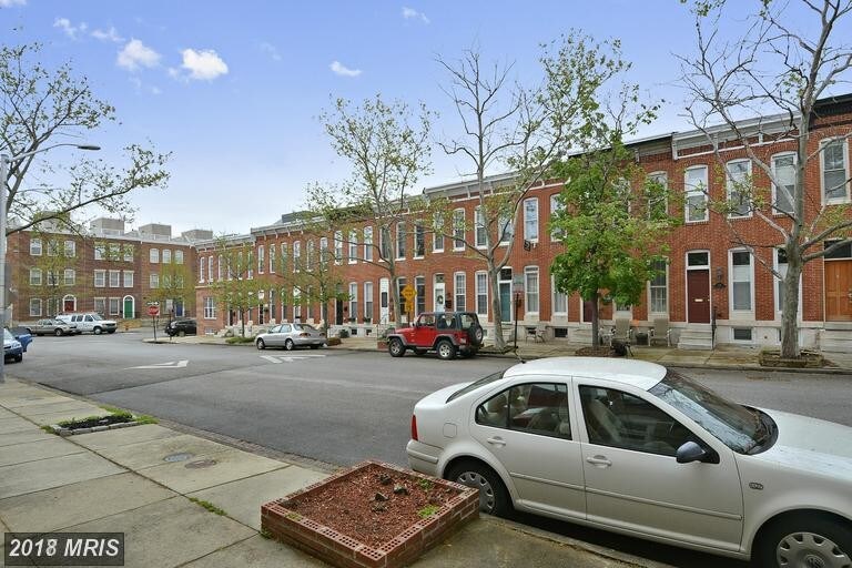 Primary Photo - 119 W Clement St