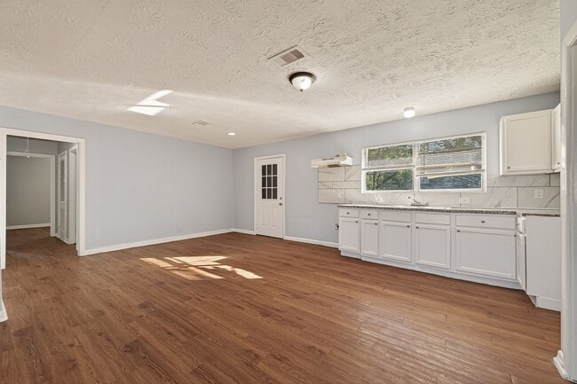 Foto del edificio - 4-Bedroom Single-Family Home in a Prime Houston Location