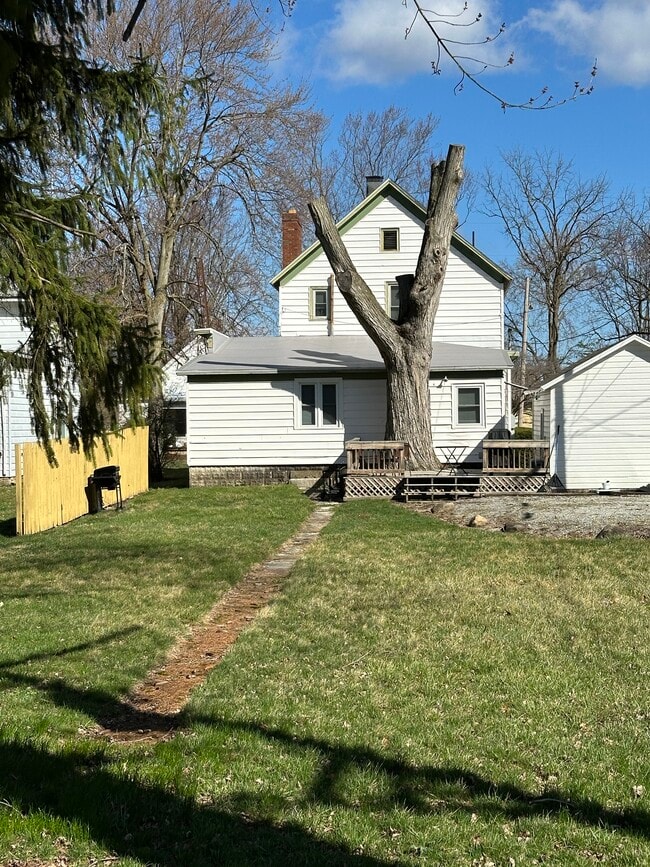 Building Photo - 415 E Lima St