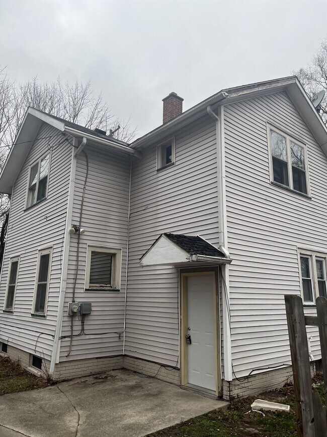 Building Photo - 414 S Elm St
