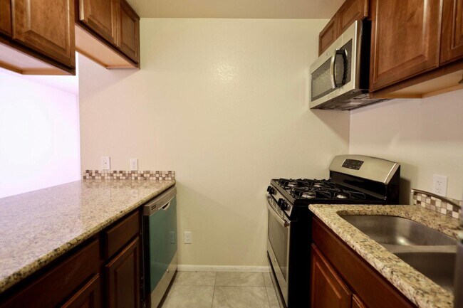 Building Photo - 1025 Valencia Dr SE