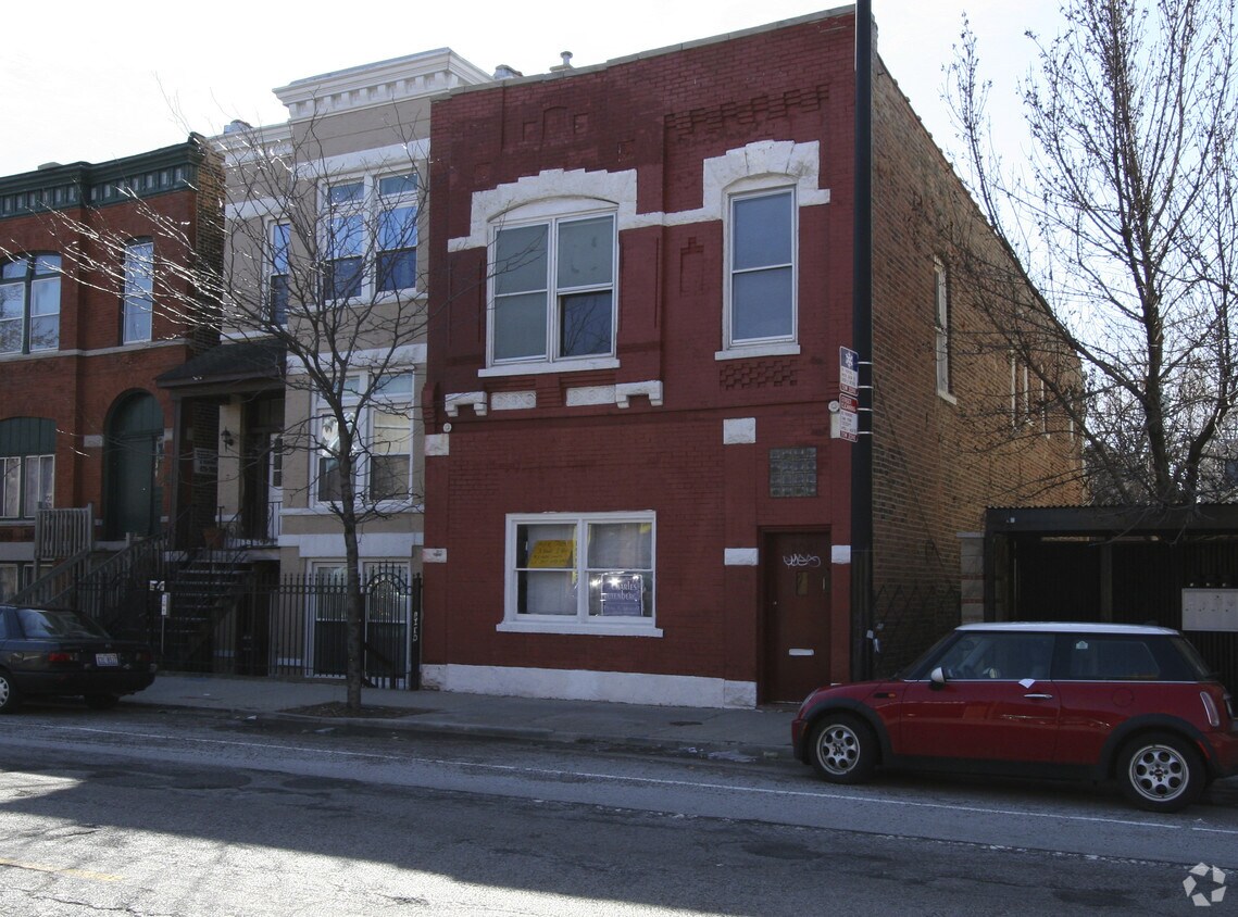 Building Photo - 2041 W Armitage Ave