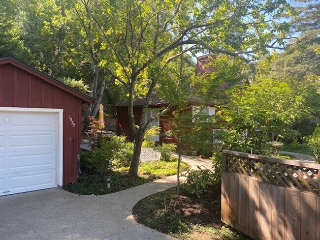 Building Photo - Charming cottage surrounded by nature