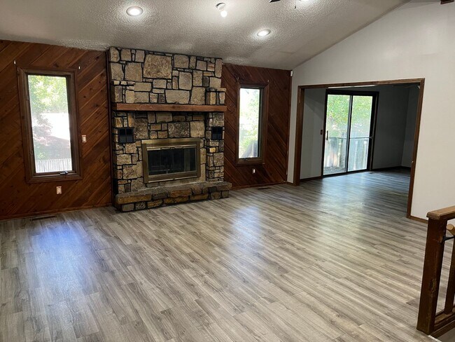 Foto del edificio - Spacious 4-Bedroom Home with Bonus Room