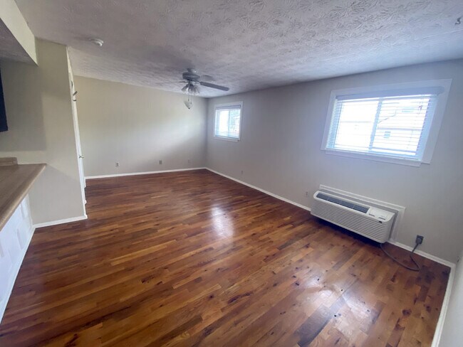 Foto del edificio - 562 Woodland Ave