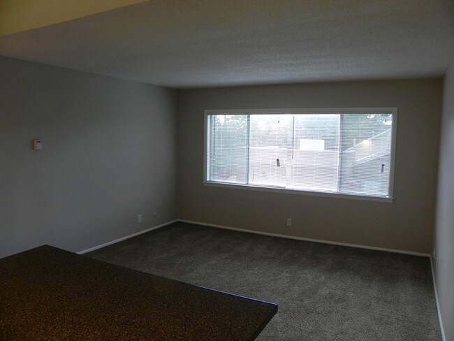 Building Photo - Move in Ready! Great Downtown location!