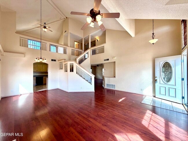 Building Photo - 1013 Via De La Paz Dr