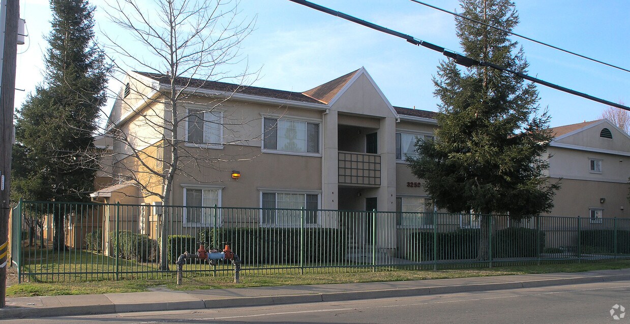 Primary Photo - 3257 Norwood Ave