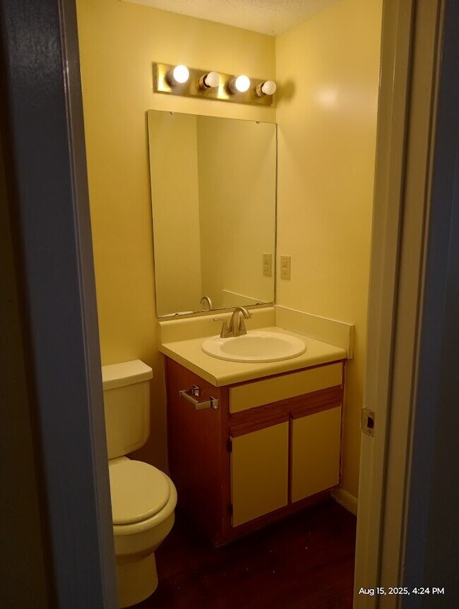 Medio baño - 2929 Spring St