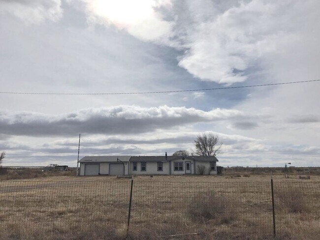 Foto del edificio - 4 bedroom home in Moriarty. Country Living! Close to I-40.