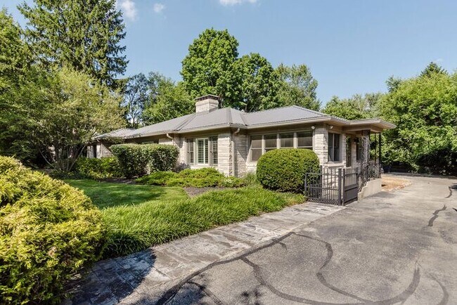 Foto del edificio - Elegant Updated Meridian-Kessler Home on E...