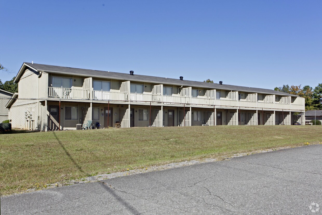 Glenfair Apartments in Fairfield, AL