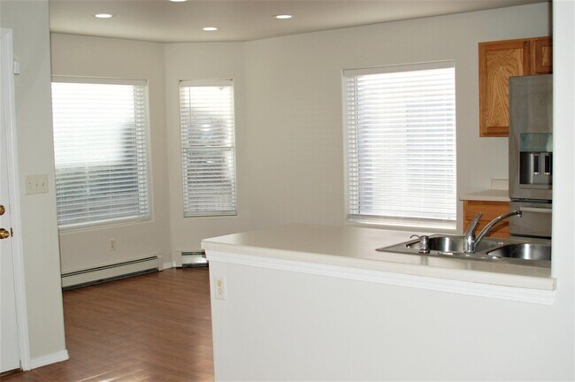 Building Photo - 2947 Chinto Dr