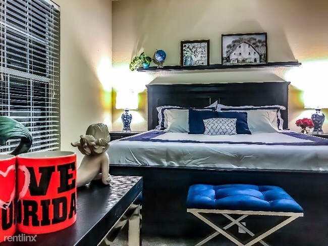 Foto del edificio - 2 br, 2 bath Apartment - 7939 New River Dr