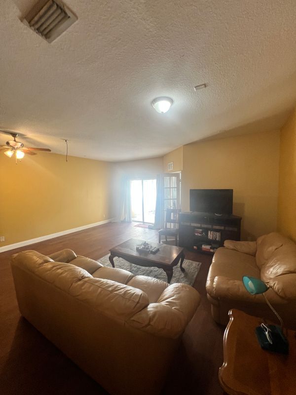 Foto del edificio - 10617 Shady Falls Ct