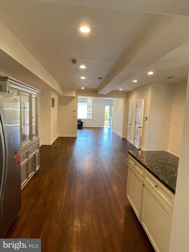 Building Photo - 127 Hamilton St NW