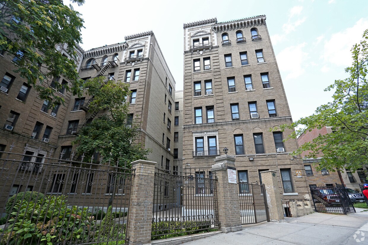 Building Photo - 853 Riverside Dr