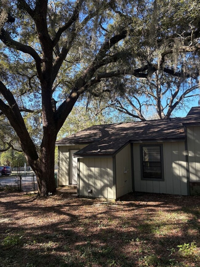 Building Photo - Quaint 2 Bedroom Duplex in Niceville!