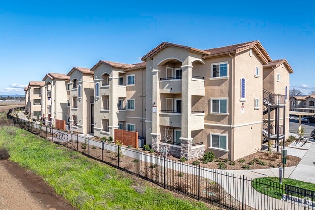 Primaria - Heritage Landing Apartments