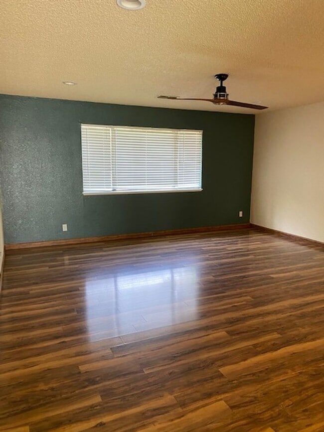 Building Photo - 3 BED 2 BATH HOUSE IN THE TWILIGHT SUBDIVI...