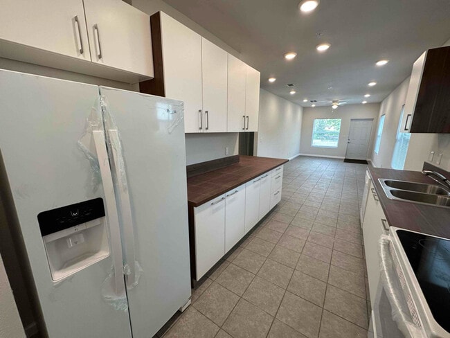 Building Photo - 7410 SW 10th Ct