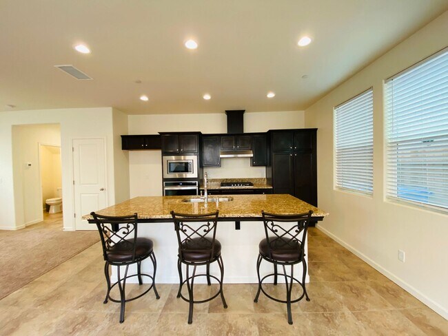Foto del edificio - $1,995 + $100 for solar 3 Bed/2 Bath - Can...