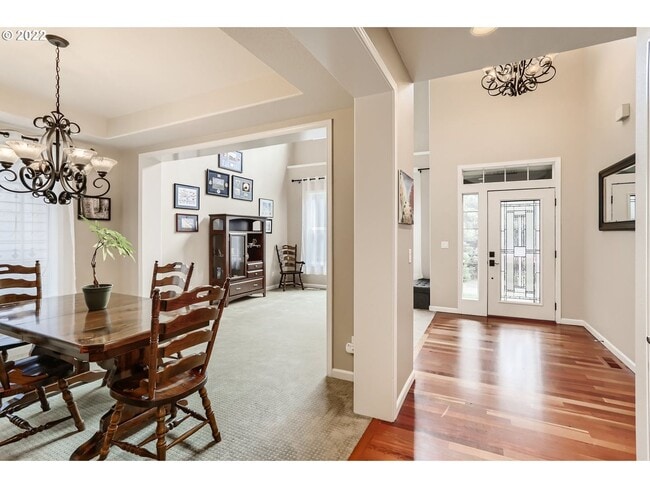 Building Photo - 6Bd/4Ba 3 Level Home in Tigard ~ 3 Car Gar...