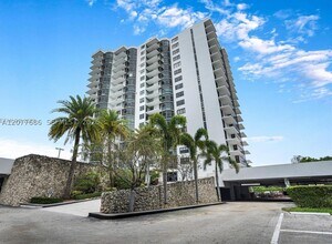 Building Photo - 3375 N Country Club Dr