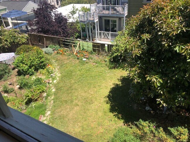 Foto del edificio - Centrally Located Gorgeous 2 Bedroom 1 Bath**New Appliances**Washer/Dryer**City Views**