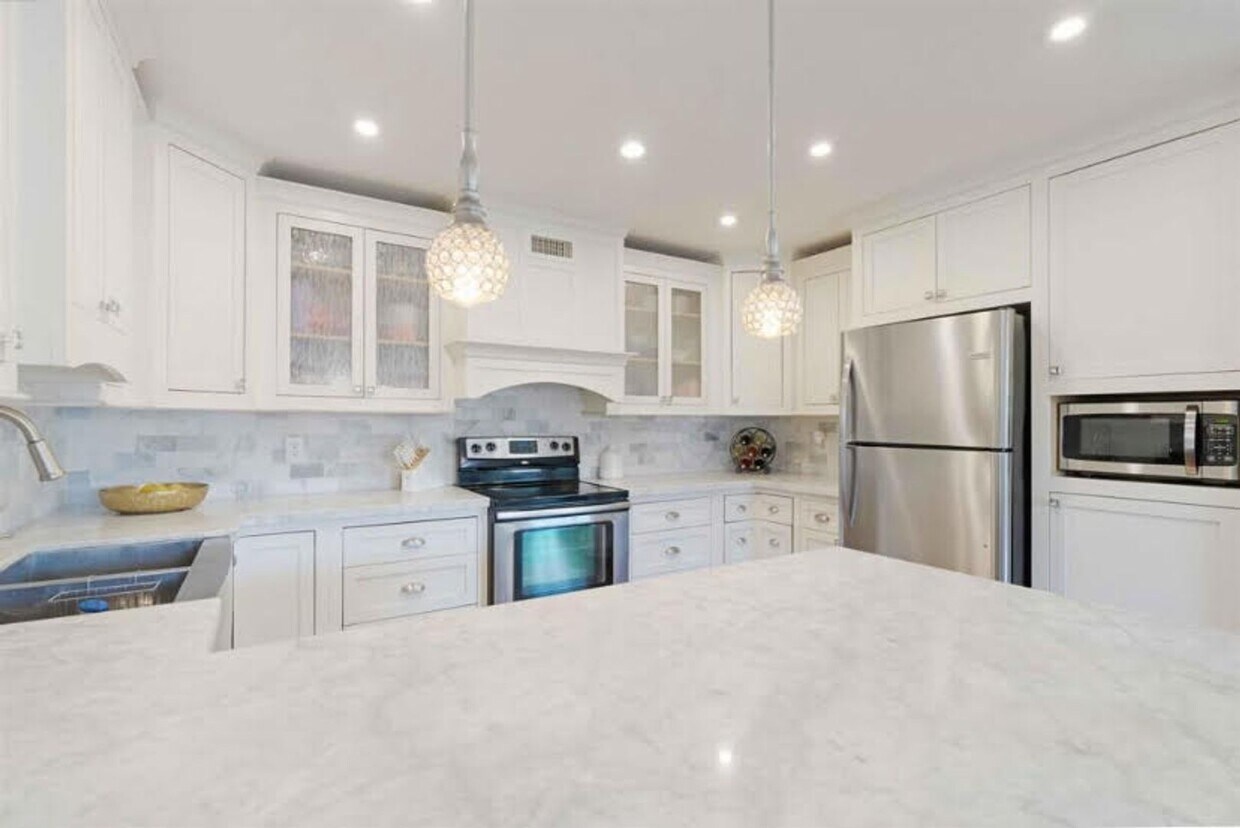 Primary Photo - 2 bedroom / 2.5 bathroom townhome availabl...