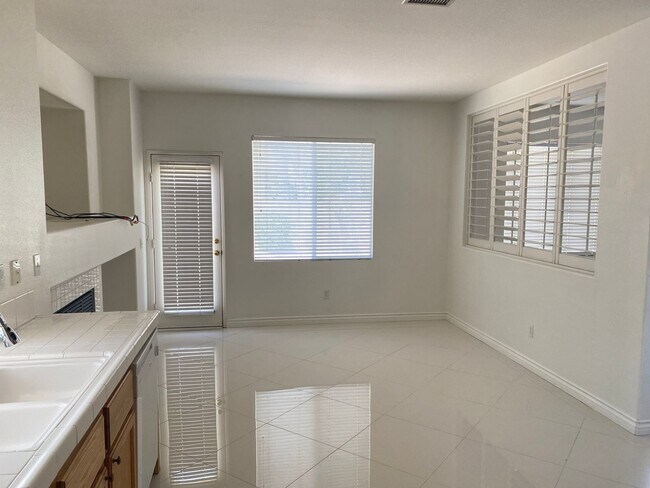 Building Photo - 3 bed, 2 1/2 bath home in desirable west Simi Valley gated community