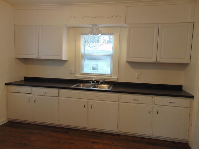 Building Photo - 715 Elmore St