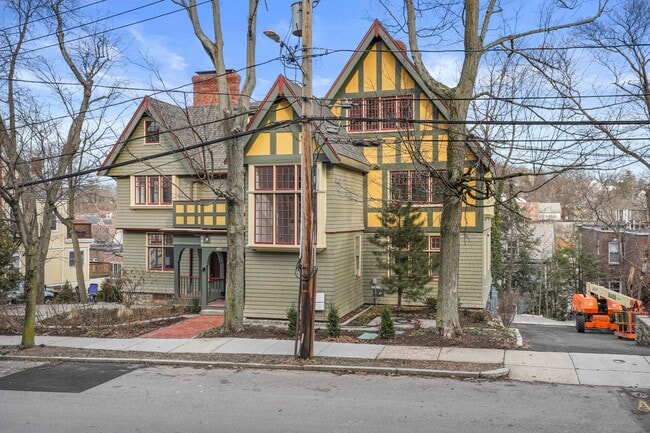 Building Photo - 165 Winthrop Rd