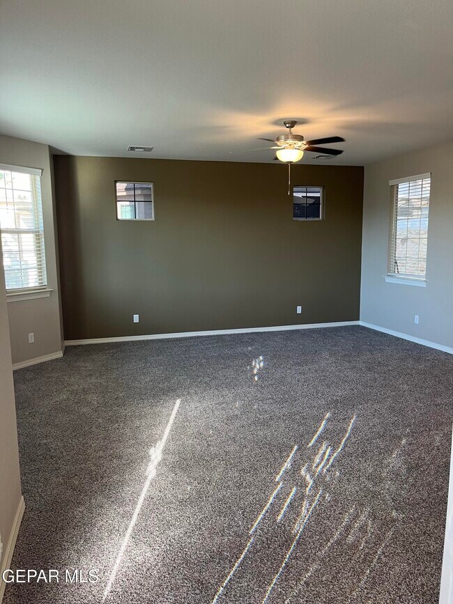 Foto del edificio - 14823 Pebble Hills Blvd
