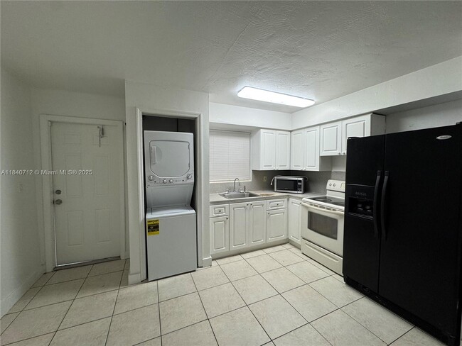 Foto del edificio - 334 E 2nd St