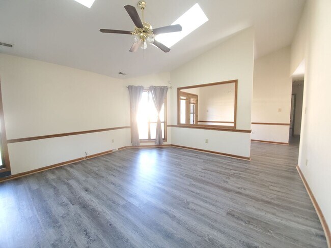 Foto del edificio - 545 Auburndale Ln