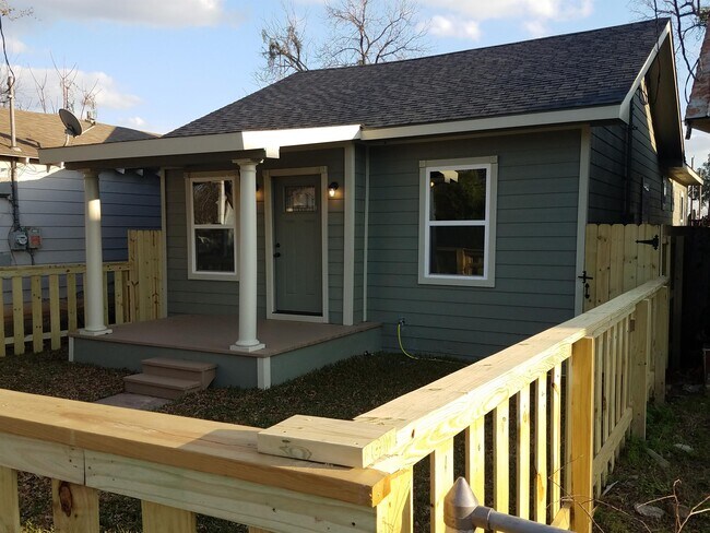 Building Photo - 1016 Center St