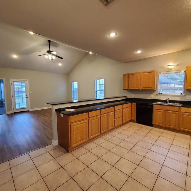 Building Photo - Luxurious and Spacious 3BR/2BA Rental Home...