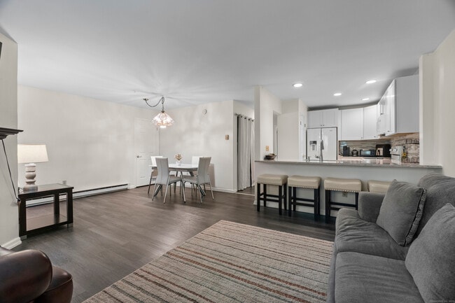 Building Photo - 8 Rose Ln