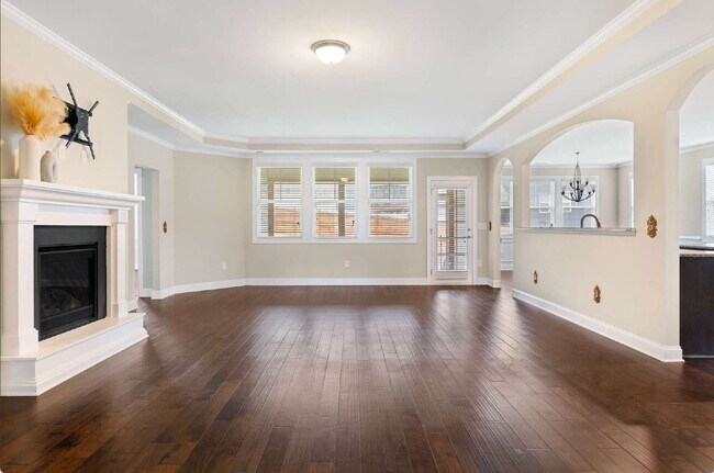 Foto del edificio - Luxurious 4-Bedroom Retreat with Third Floor Bonus Room & Fenced-in Backyard