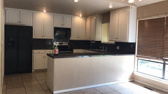 Foto del edificio - Right Around the Corner, Near Everywhere You Want to Be.