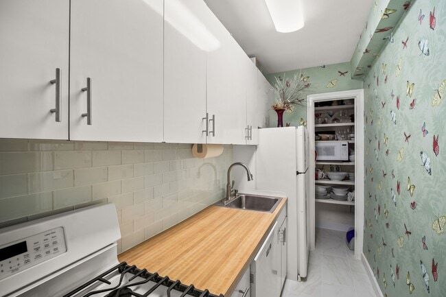 Foto del edificio - 319 E 50th St