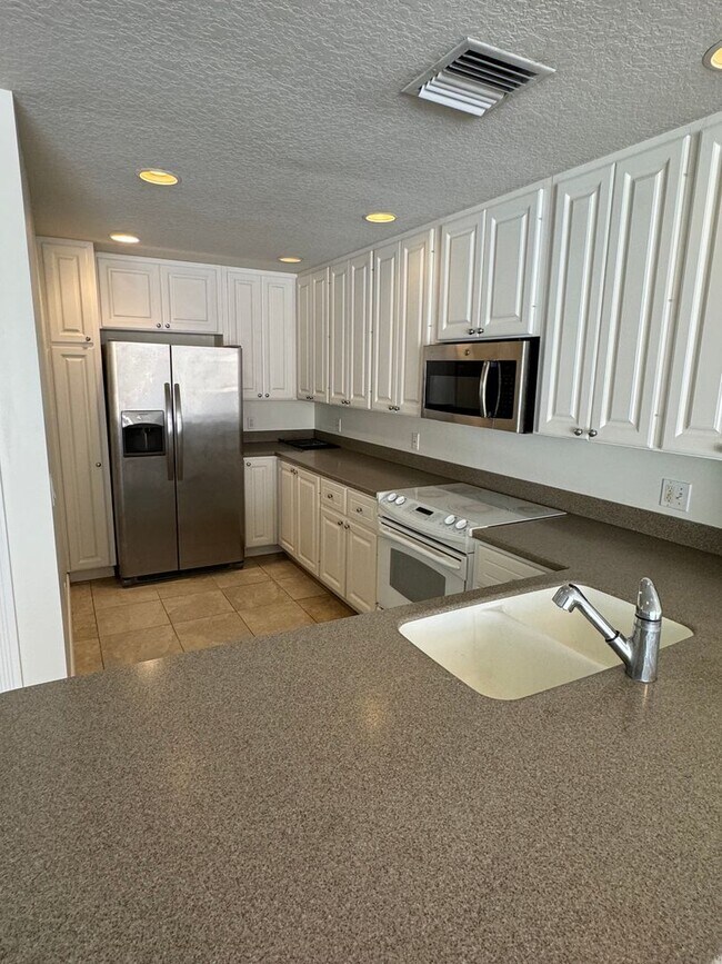 Foto del edificio - Beautiful Lake Nona Townhome