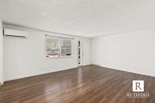Building Photo - Centrally Located Apartment in East Medford