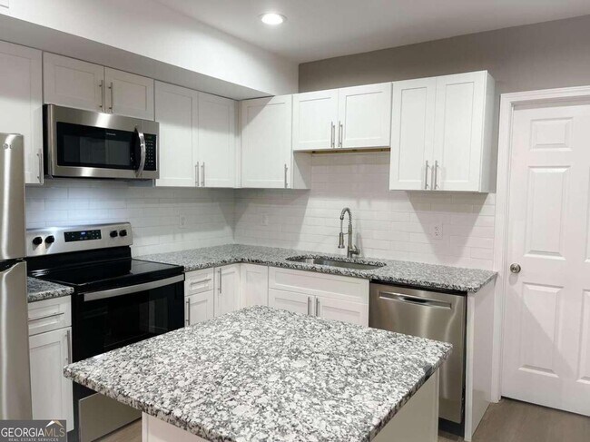 Building Photo - 2893 White Oak Dr