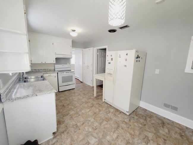 Foto del edificio - Spacious 3-Bed, 2-Bath Brick Ranch Home fo...