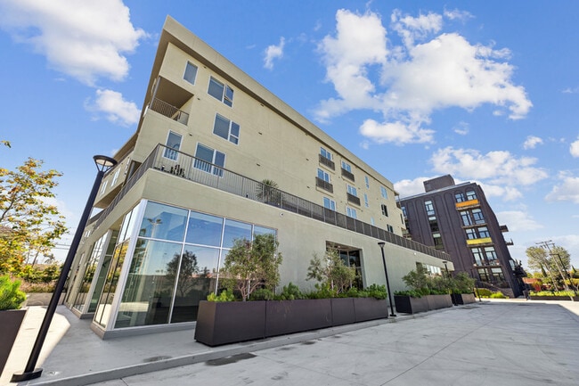 Building Photo - 2221 S Western