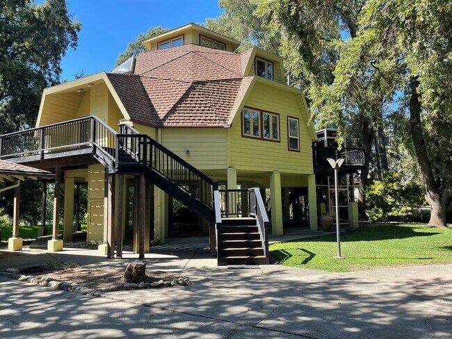 Foto del edificio - Amazing Garden Hwy Riverfront Home for Rent
